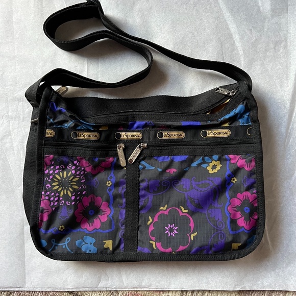 Lesportsac Handbags - Lesportsac Deluxe Everyday Bag with inside such; new without tags